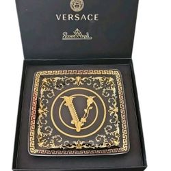 VERSACE ROSENTHAL, "VIRTUS GALA BLACK" CANAPE DISH PLATE, 4 3/4 INCH. Certified