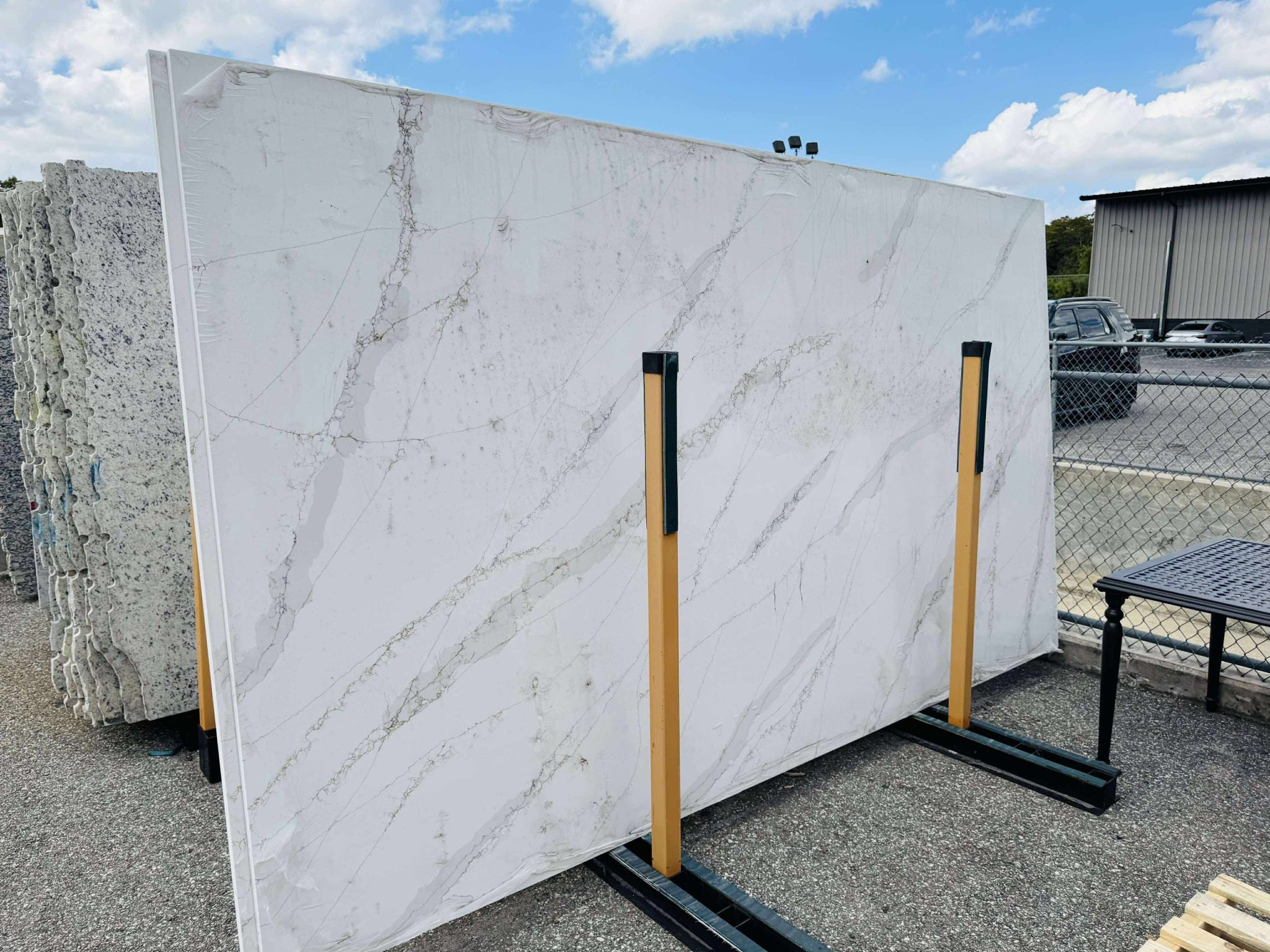 QUARTZ STONE SLABS SUPER JUMBO IN CALACATTA LEON GOLD 📏Each slabs cover 75.7 sq.ft, Thickness 3 cm 🔥Price $915 per Slab🔥