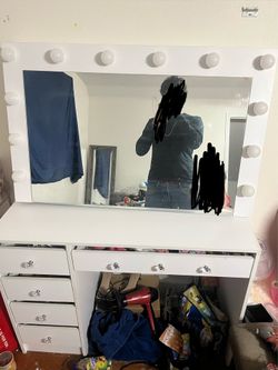 retractable vanity comes with screens and placement parts