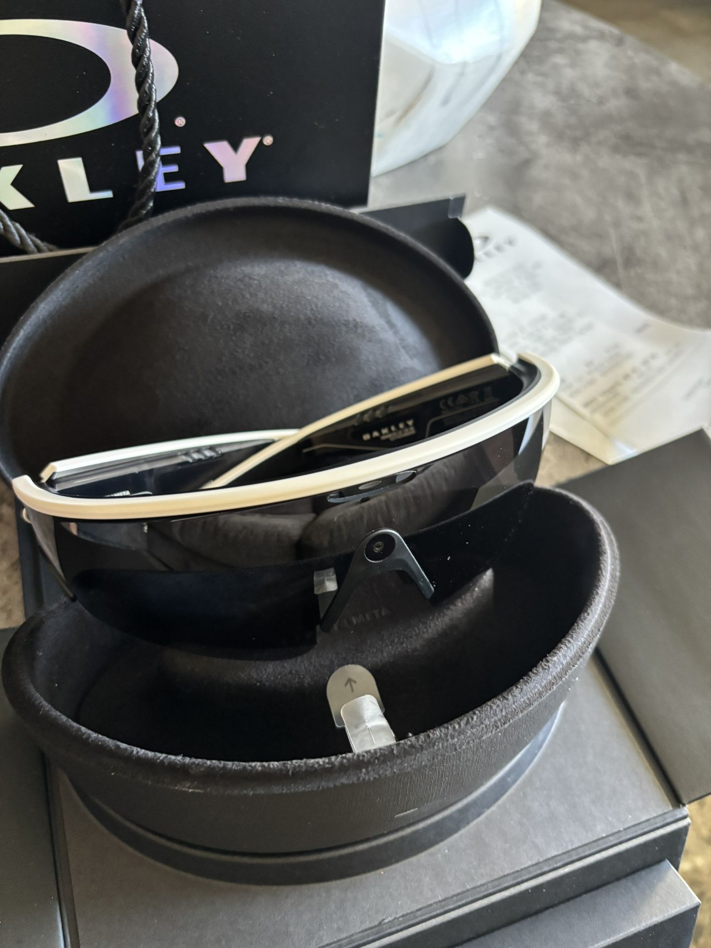 Mera Oakley, sunglasses