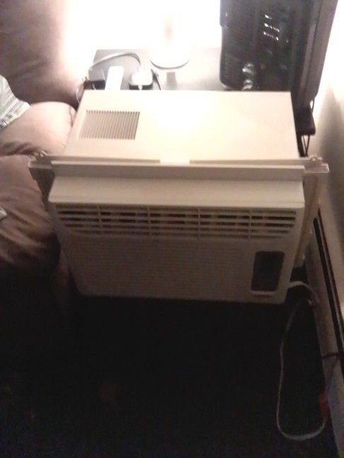 Air Conditioner / Haier 6000 BTU Like New