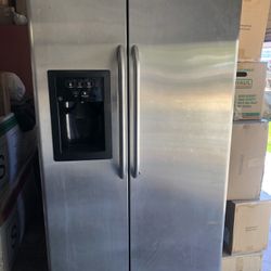 Refrigerator $350 Like New !!!! 