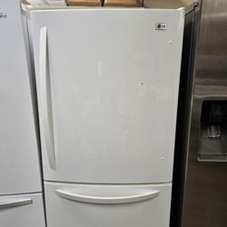 LG REFRIGERATOR GOOD WORKING CONDITION DELIVERY AVAILABLE FOR EXTRA FEE 