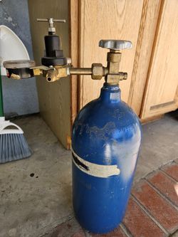 10 Lb Co2 Tank With Regulator Only $100!