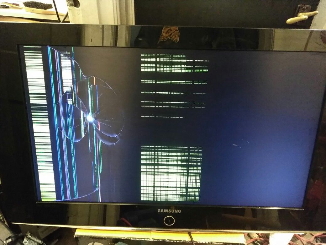 DAMAGED 32" TV *READ DETAILS