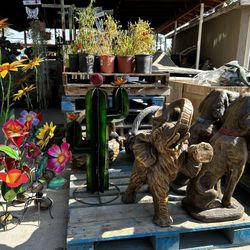 Plantas, Macetas De Barro, Fuentes, Mesas De Cemento