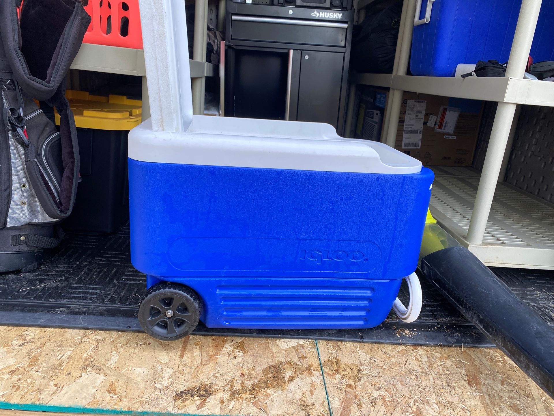 Igloo cooler with wheels