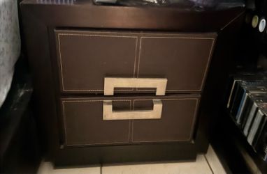 Gratis mesas de noche y cómoda