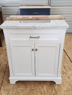 NEW allen + roth
Roveland 30-in White Undermount Single Sink Bathroom Vanity Top
