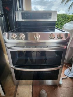LG STOVE AND REFRIGERATOR LIKE NEW