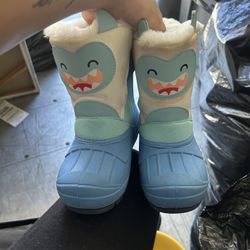 11c Snow boots 