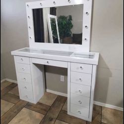 Vanity Desk With Mirror 
