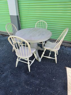 Round Pedestal Dining Table with 4 Windsor Chairs