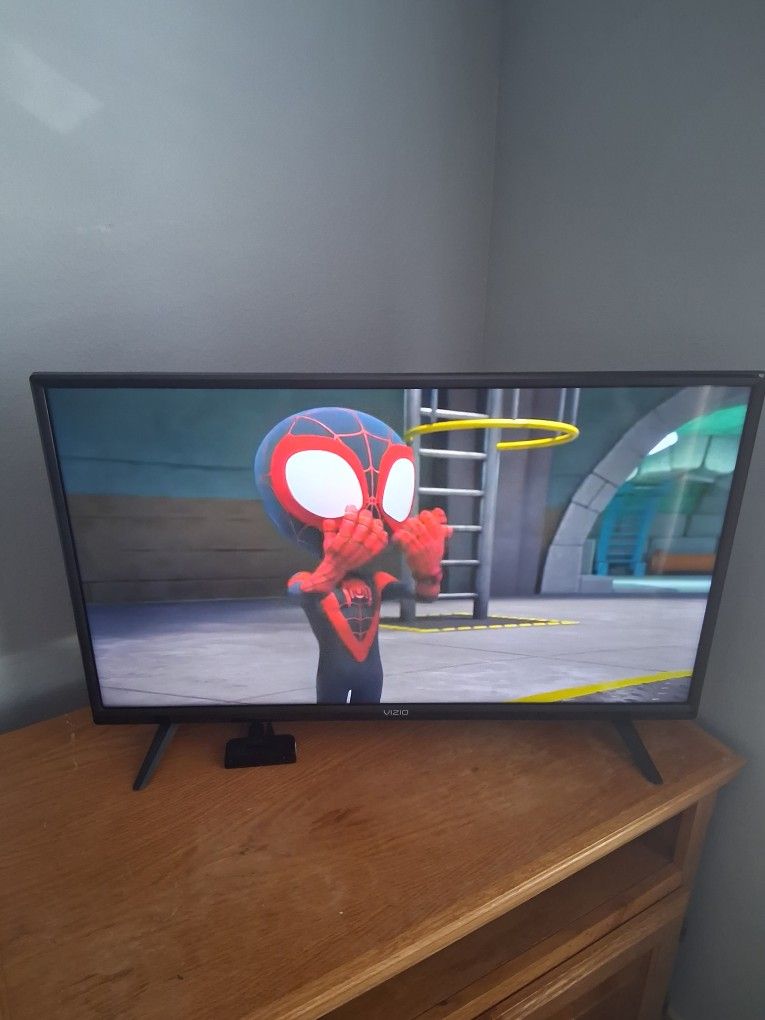 Vizio 32 INCH Smart TV With Remote 5 Years Old