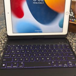 Ipad Air 2 with Light Up 360 Keyboard Case. 64 GB