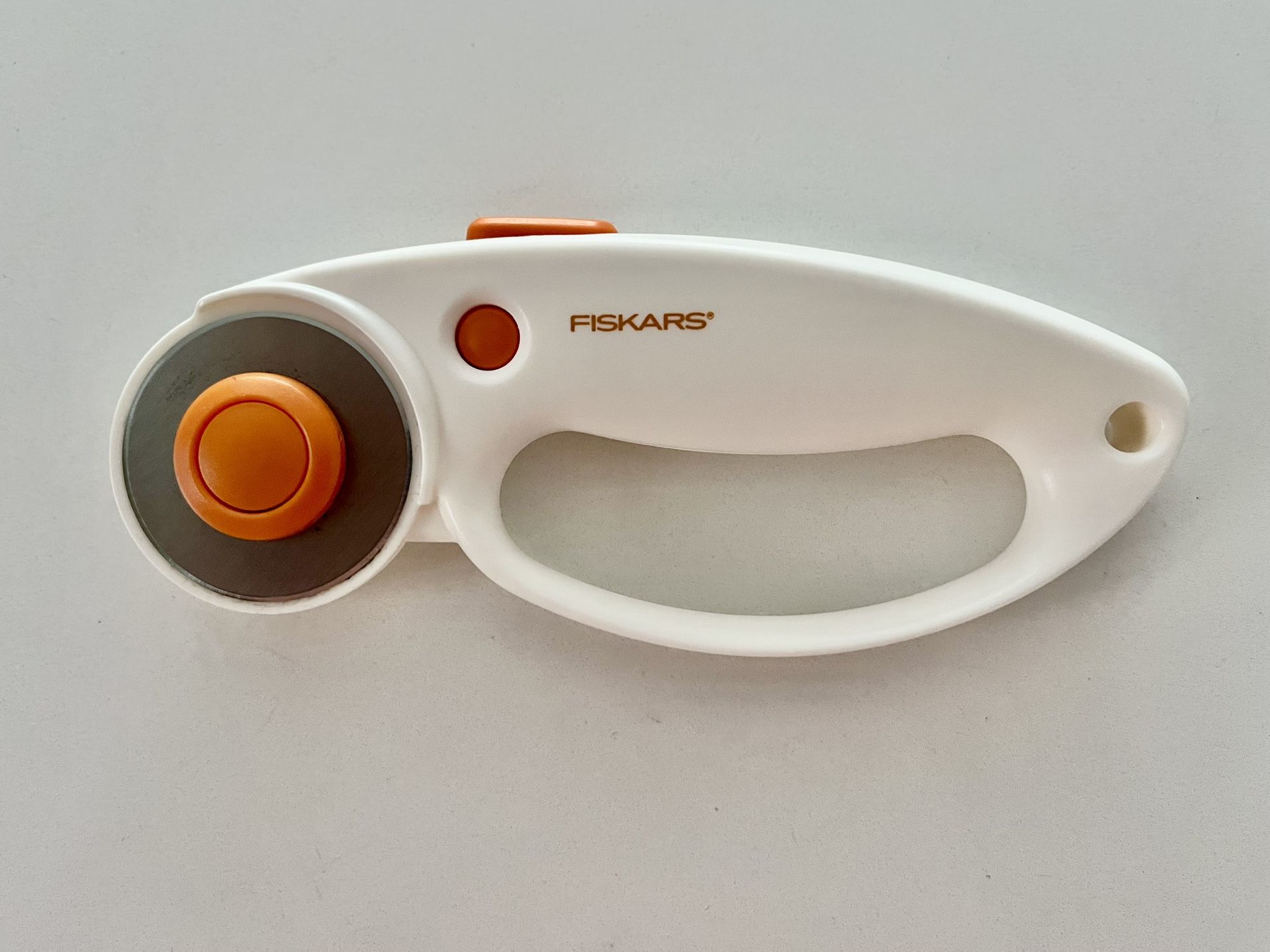 Fiskars Quick Change Rotary Cutter can cut multiple layers of fabric, felt, vinyl, and quilting materials; Ideal for doing arts and crafts; Great addi