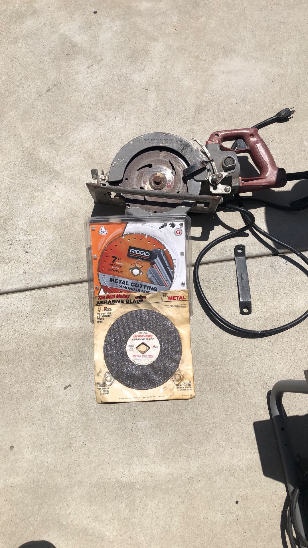 Milwaukee Skill Saw with 2 Extra Blades and Saw key