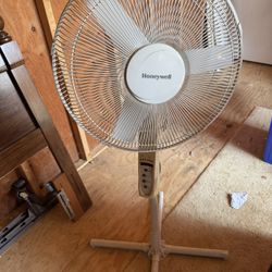 Honeywell Pedestal Fan