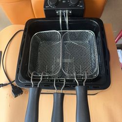 Barely Used Deep Fryer 4-5 liter, for chicken frying, onion rings, French fries etc. super awesome! 