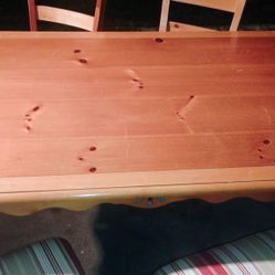 Dinning Table/ 4 Matching Chairs