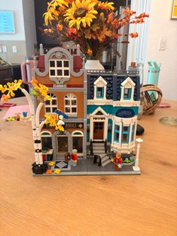 Lego bookshop 10270
