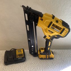 DEWALT DCN650 20V MAX XR 15 Gauge Cordless Angled Finish Nailer Kit - Brushless