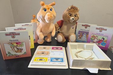 1985 Teddy Ruxpin & Grubby – WORKING Teddy – 5 Tapes & 5 Books, Outfits