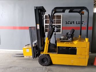 Forklift 3 wheeler caterpillar