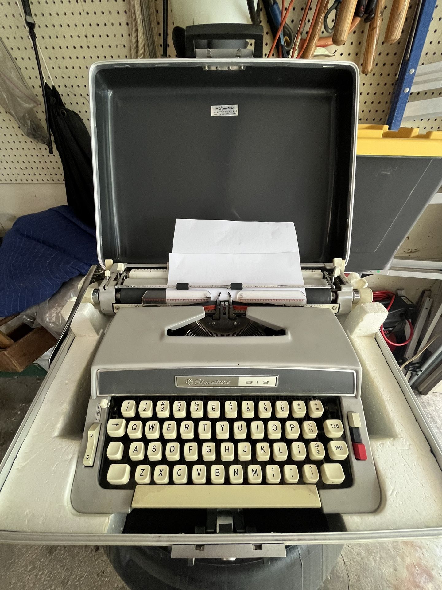 Vintage working 1960s manual typewriter Montgomery Ward Signature 513 w/case & key Excellent condition