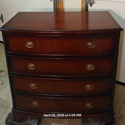 Nice dresser / TV stand with big drawers in good condition, all drawers working,
I can put it outside for easy pickup.
L36"*W19"*H36.5"
