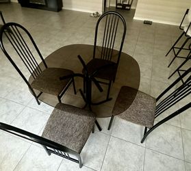 Kitchen Table And 4 Chairs