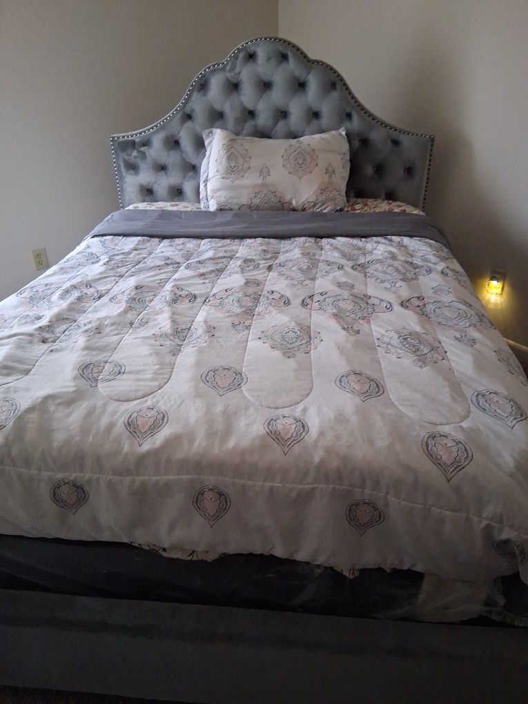 Bed And Purses For Sale 