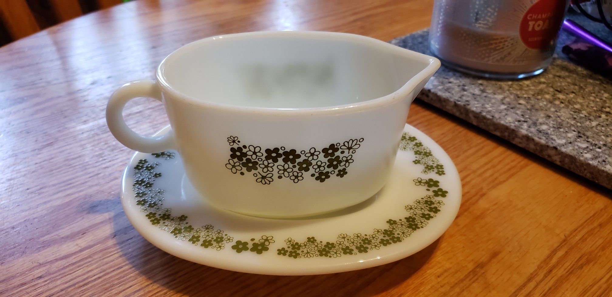 Pyrex gravy boat with plate