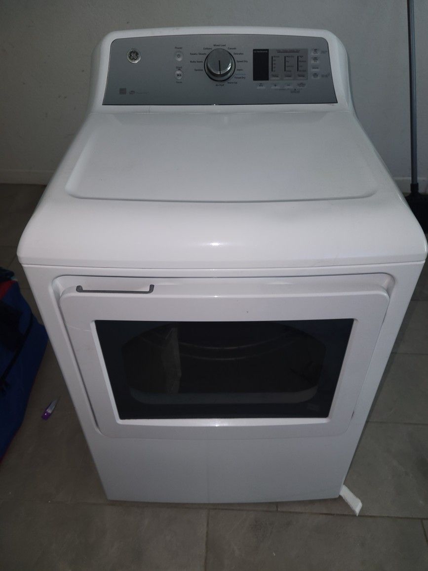 GE® 7.4 cu. ft. Capacity aluminized alloy drum Electric Dryer with Sensor Dry
Model #:GTD65EBSJWS