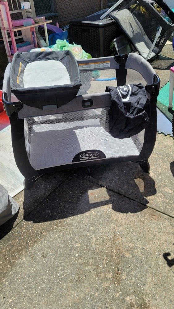 Graco Pack N Play W/Bassinet Attachment