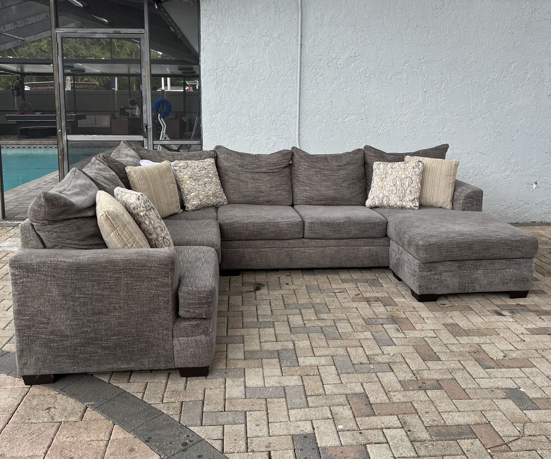 Gray Sectional Sofa from Rooms To Go. Perfect condition.7 decorative pillows included. I can deliver for an additional cost.