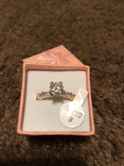 Women’s white gold plated cz diamond wedding ring/size 9