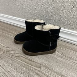 UGG Baby Girl Boots Size 5c, LIKE NEW!!!