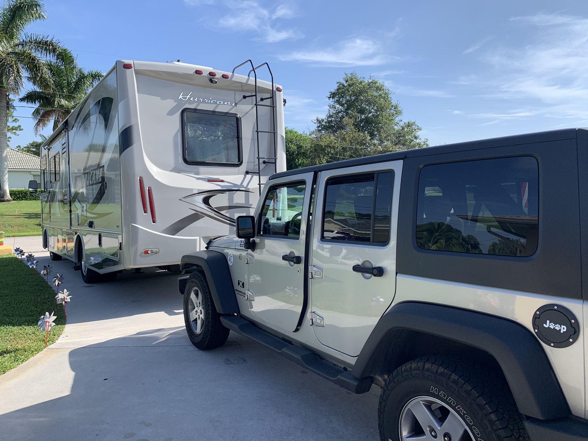 2013 hurricane door 29 feet v 10 Set the pull keep package deal only low miles,low hrs on gen, Jeep 13500 Asking 80,000