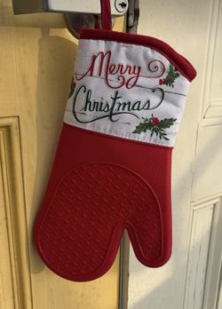 NWOT silicon holiday merry Christmas oven mitt