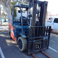 Forklift Warehouse 8,000 lb Straight Mast