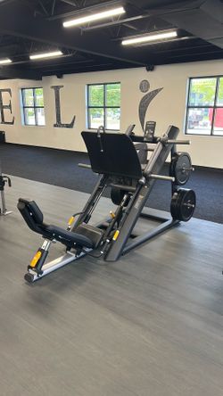Angled leg press machine