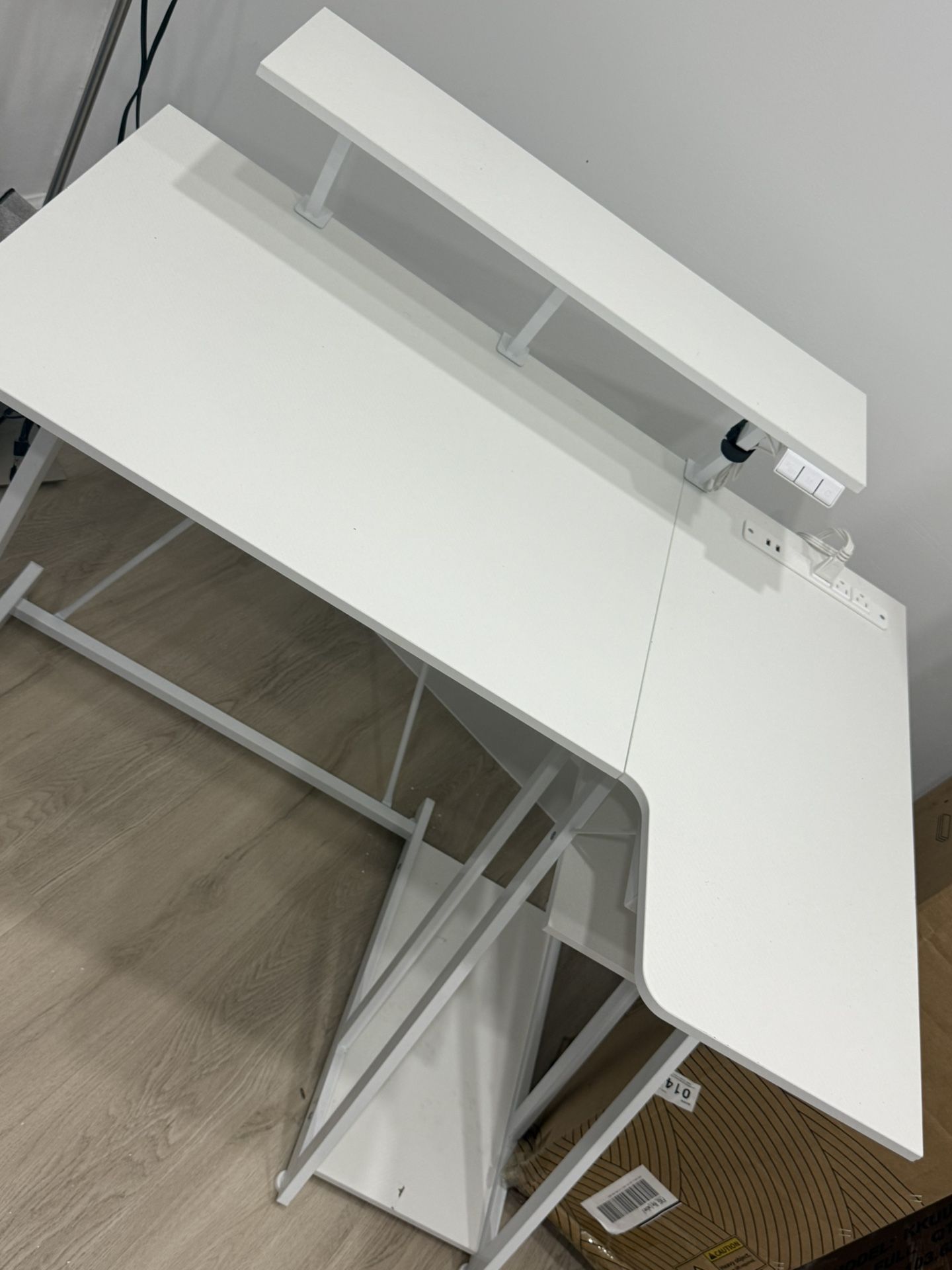 Escritorio en L blanco – Como nuevo – $25. L-Shaped White Desk – Like New – $25