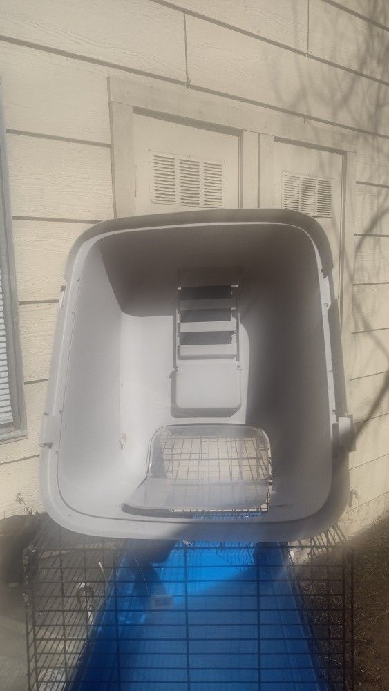 Enclosed Kitty Litter Box