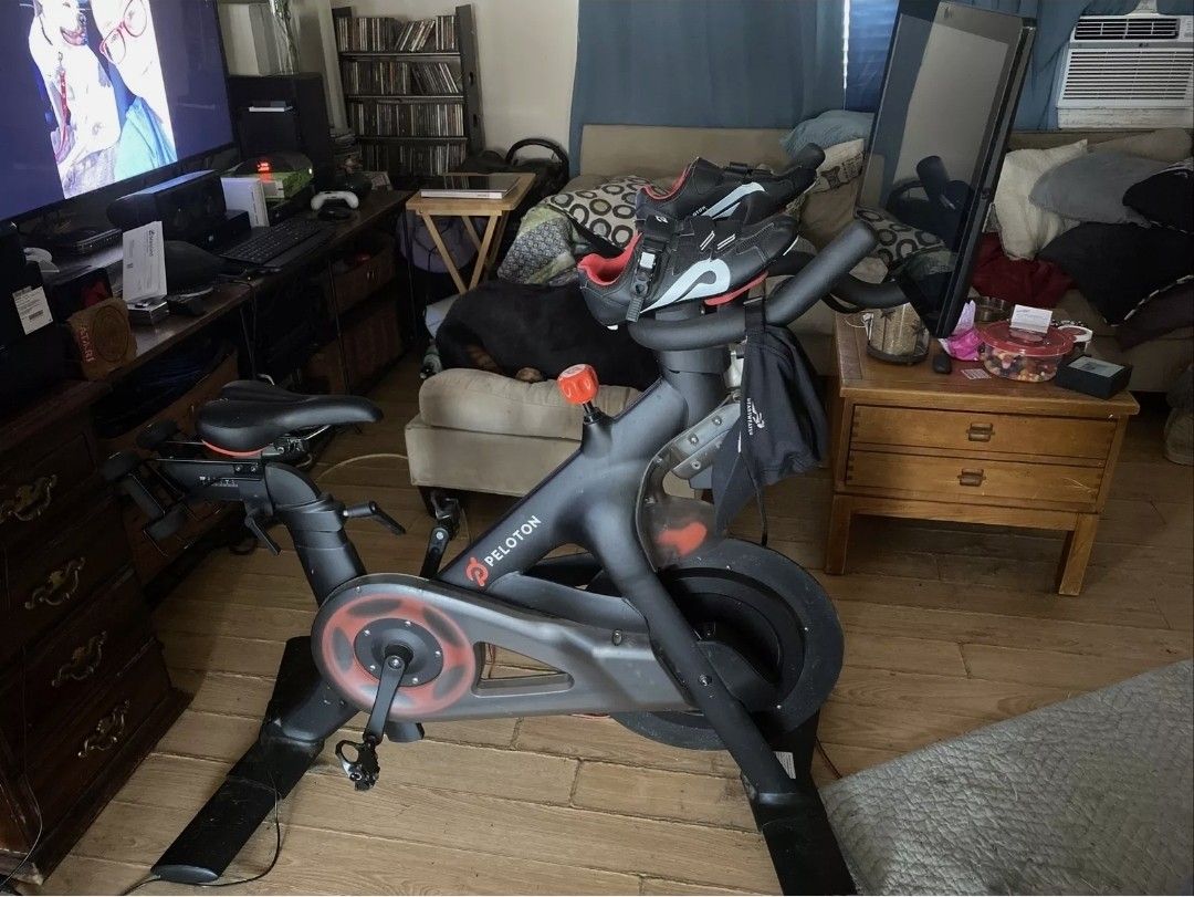 Peloton Exercise Bike Weights + Shoes. Less than 30 Rides.