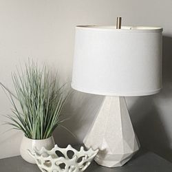 Elegant Contemporary Off White Table Lamp With The Geometric Ceramic  Base H25"