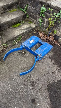 Forklift barrel holder