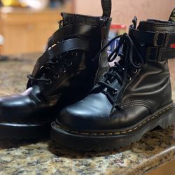 DR. MARTENS 