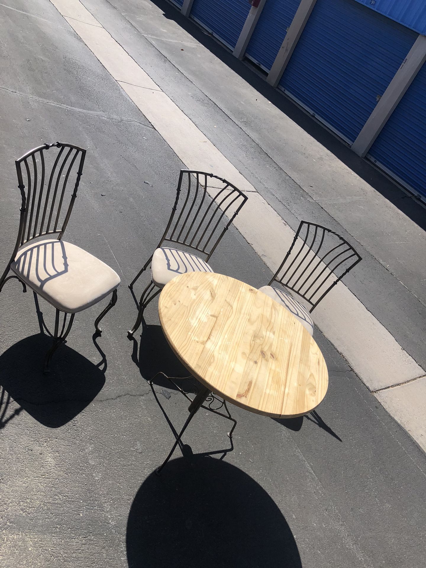 Breakfast/ Patio, Round Table & 3 Chairs