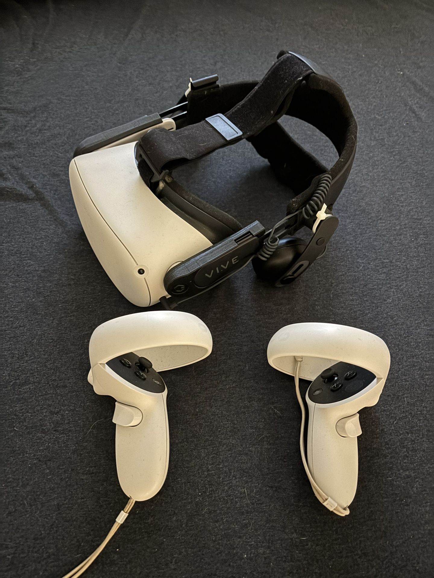 Oculus Quest 2 with Vive Audio Strap & Original Strap